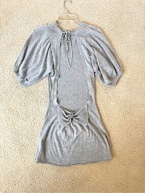 HIGH AND LUXURY BOUTIQUE STUNNING BACKLESS SHORT GRAY DRESS W/ PUFF SLEEVE
